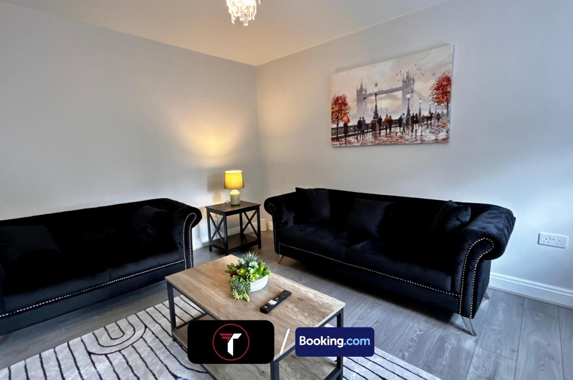 Spacious 4 Bedroom By Tara Stays Short Lets & Serviced Accommodation Aldershot With Free Wifi & Garden Exterior photo