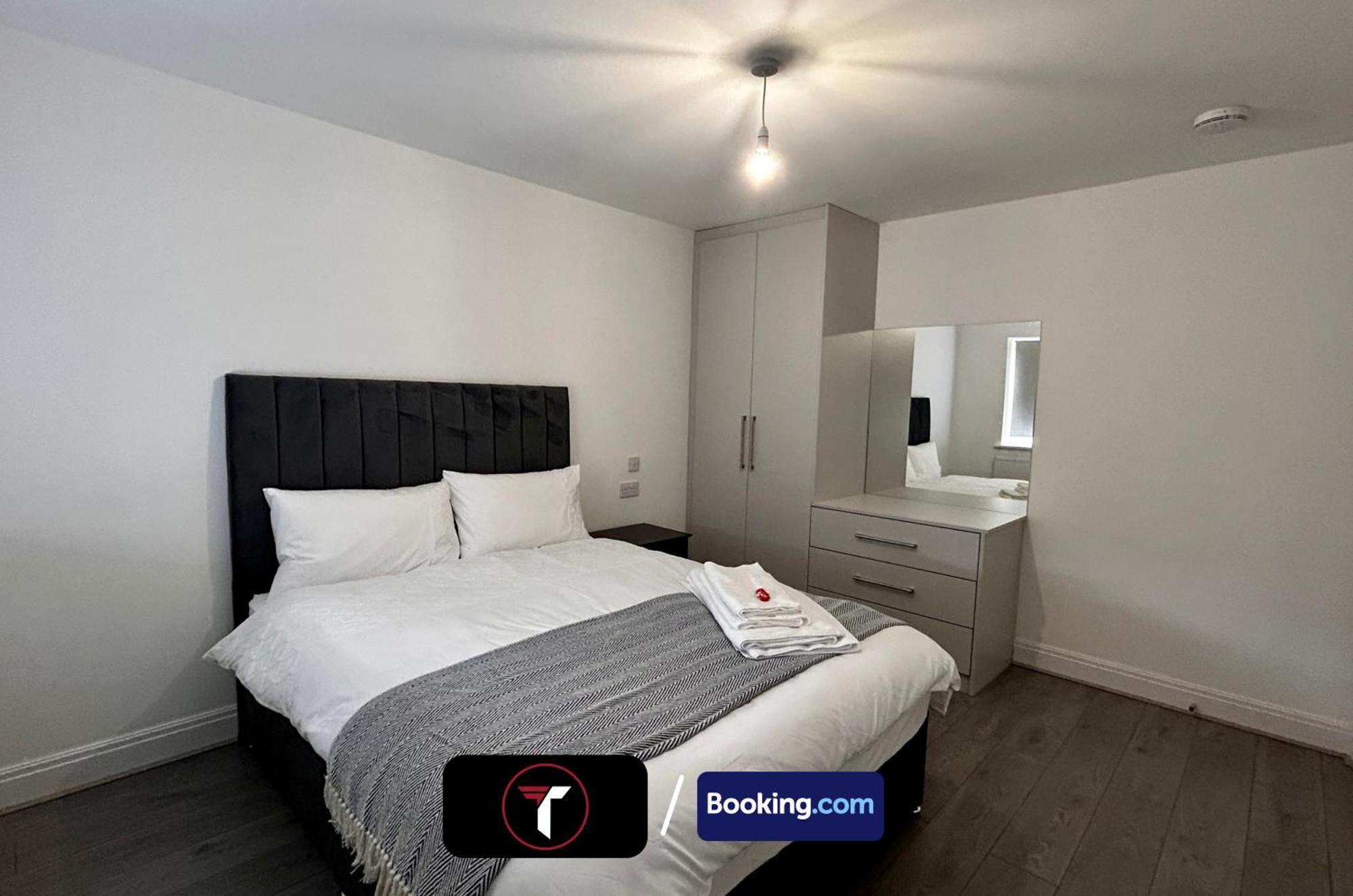 Spacious 4 Bedroom By Tara Stays Short Lets & Serviced Accommodation Aldershot With Free Wifi & Garden Exterior photo